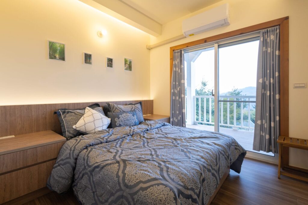 毛胚屋室內設計完工實景，主臥室與大面採光窗